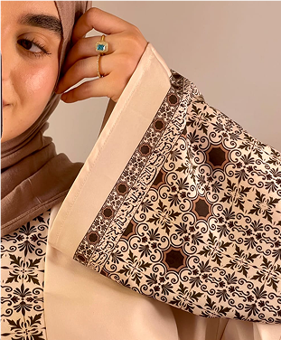 امرأة بملابس فاتحة